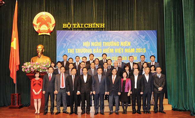 Bộ trưởng Bộ Tài chính Đinh Tiến Dũng và Thứ trưởng Trần Xuân Hà chụp ảnh lưu niệm cùng khối bảo hiểm nhân thọ
