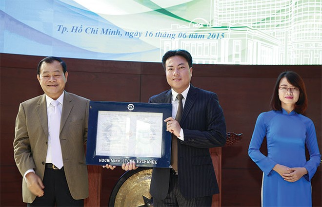 Ông Nguyễn Tiến Đức, Chủ tịch HĐQT kiêm Tổng giám đốc AMD Group nhận quyết định niêm yết 
