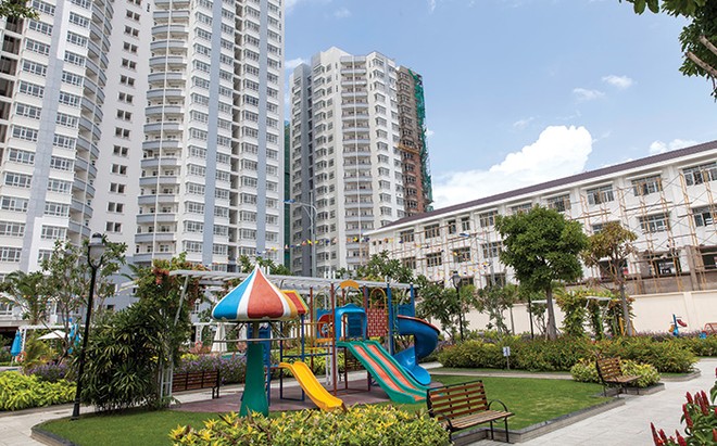 Một số hạng mục cuối cùng của các block bàn giao tháng 9/2015 đang được gấp rút hoàn thiện. Căn hộ có giá 1,65 - 2 tỷ đồng, người mua được trả chậm trong 5 năm
