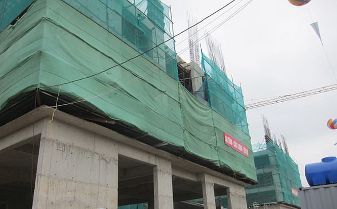 Thời gian qua xuất hiện thông tin, khách hàng phải nộp tiền “đặt chỗ” 80 triệu đồng thông qua sàn giao dịch để được mua, thuê nhà ở xã hội tại Dự án EcoHome 2.
Ảnh: Trọng Tuyến