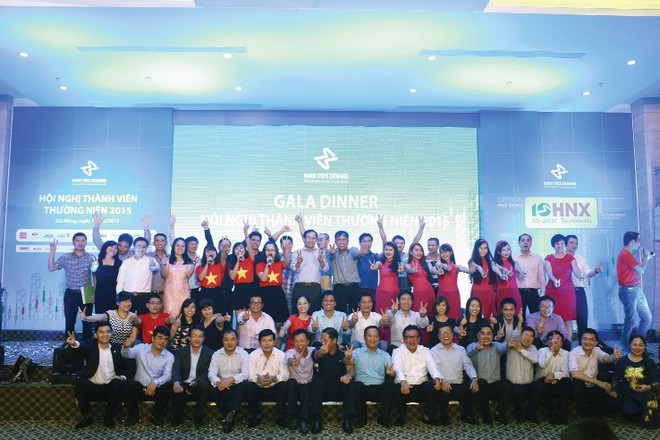 Song song với nỗ lực xây dựng TTCK Việt Nam là hoạt động giao lưu gắn kết HNX với các thành viên thị trường -
Trong ảnh: Các CTCK tham gia văn nghệ, chào mừng sự kiện 10 năm song hành với HNX