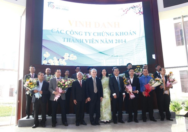 HOSE tổ chức vinh danh các công ty chứng khoán có đóng góp cho TTCK năm 2014
