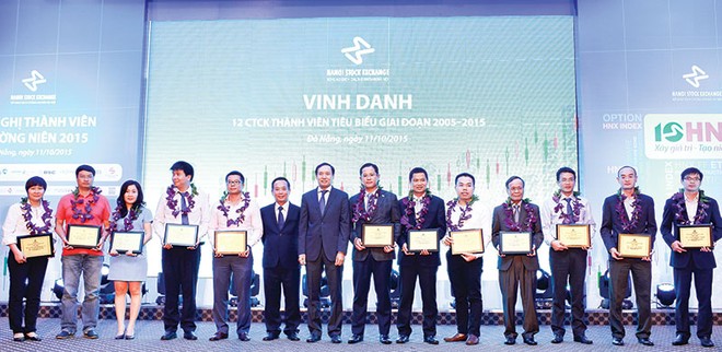 MBS vừa được Sở GDCK Hà Nội vinh danh là một trong 12 CTCK thành viên tiêu biểu giai đoạn 2005 - 2015

