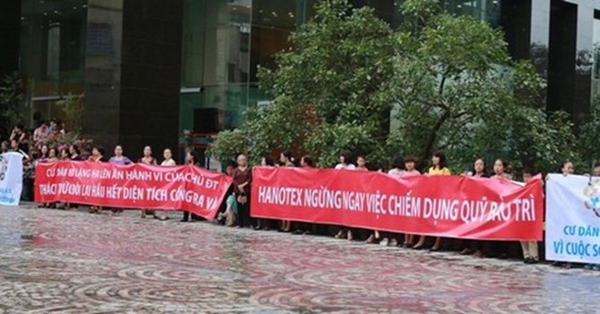 Cư dân ở chung cư Sky City, 88 Láng Hạ, quận Đống Đa căng băng rôn yêu cầu chủ đầu tư là Công ty TNHH Hanotex ngừng chiếm dụng phí bảo trì chung cư