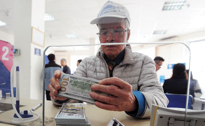 Các ngân hàng có lợi khi huy động USD sau đó chuyển sang tiền đồng và cho vay bằng tiền đồng
