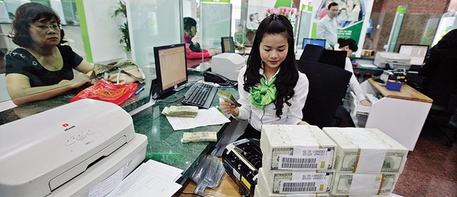 Việc dồn dập thoái vốn ngân hàng lúc này sẽ bất lợi cho giá cổ phiếu, trong khi lâu nay, cổ phiếu ngân hàng đã khó tăng và thị trường chưa thuận lợi để bán ra
