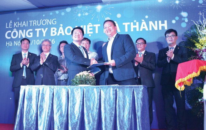 Ông Nguyễn Việt Anh, Phó giám đốc phụ trách Công ty Bảo Việt Hà Thành ký hợp đồng bảo hiểm với ông 
Lê Mạnh Thắng,  Tổng giám đốc Tổng CTCP Dịch vụ SUDICO 