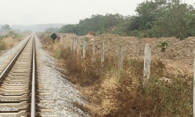 Hàng nghìn khối đất đang được vận chuyển chất thành đống ngổn ngang tại khu vực này (ảnh cắt từ video tư liệu của Báo Đầu tư Bất động sản)