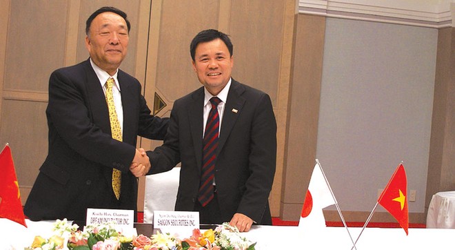 TTCK Việt Nam đã thu hút gần 2 vạn nhà đầu tư nước ngoài mở tài khoản
Trong ảnh: Chủ tịch SSI Nguyễn Duy Hưng và Chủ tịch Dream Incubator Koichi Hori ký thỏa thuận hợp tác năm 2007 