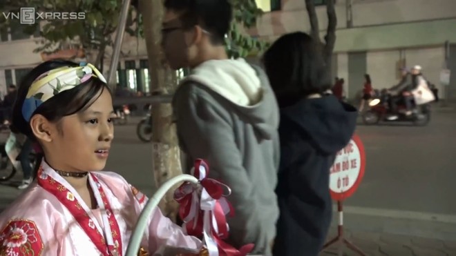 Trẻ nhỏ đi bán muối đầu năm