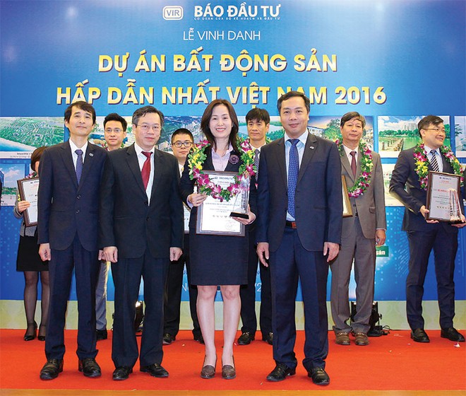 Bà Hoàng Thị Anh Thư - Phó Tổng giám đốc GP.Invest nhận Cup và bằng chứng nhận “Dự án bất động sản hấp dẫn nhất năm 2016" cho Dự án 
Tràng An Complex