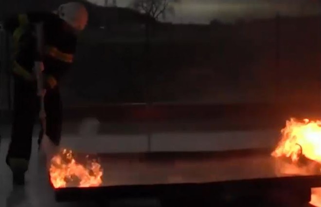 Súng cứu hỏa áp suất cao cắt được mọi vật cản