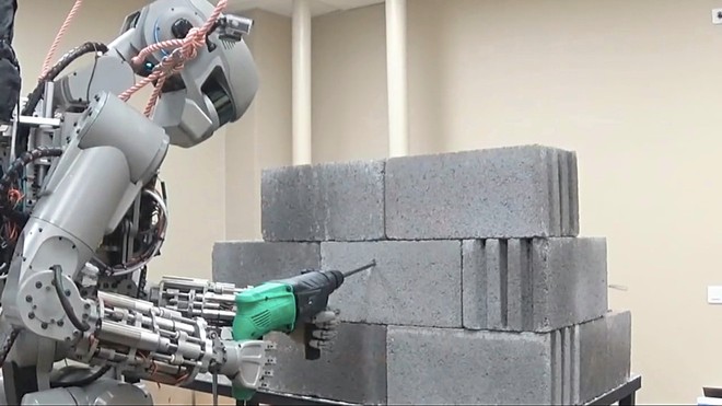 Robot biết sử dụng súng lục