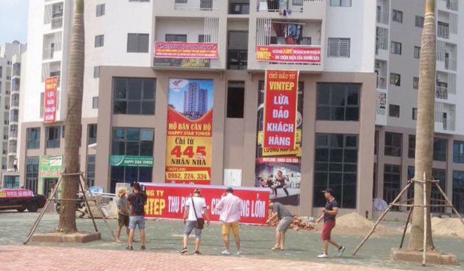 Người dân căng băng rôn tố nhiều sai phạm của Công ty Vintep Hà Nội
