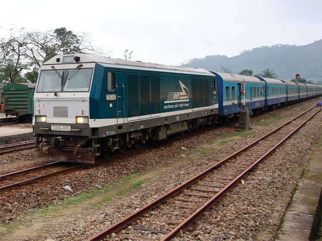 Vốn ngoại đang chờ
Cho đến thời điểm này, Lotte E&C (Hàn Quốc) là nhà đầu tư nước ngoài sốt sắng nhất đối với Dự án Nâng cấp tuyến đường sắt Yên Viên - Lào Cai và xây dựng đoạn đường sắt kết nối Lào Cai - Hà Khẩu theo hình thức PPP.
Nhà đầu tư Hàn Quốc cho biết, sẵn sàng bỏ kinh phí lập đề xuất dự án nâng cấp cho tuyến đường đang đứng thứ hai về sản lượng vận tải hàng hóa trong mạng đường sắt quốc gia.