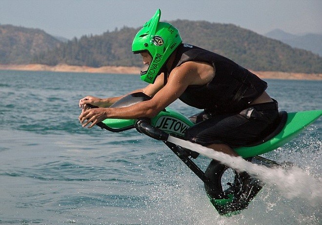 Jetovator, thiết bị đặc biệt có thể bay lên không trung giống như iron-Man