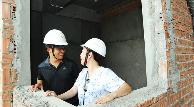 Niềm vui hiện rõ trên gương mặt của anh Minh Trí và chị Ngân Giang khi được “mục sở thị” chất lượng và tiến độ hoàn thiện của tổ ấm tương lai