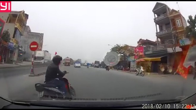 Thanh niên suýt mất Tết vì sang đường kiểu tự sát