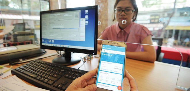 Sau vụ việc tại Eximbank, nhiều ngân hàng cung cấp thêm các công cụ thông minh để khách hàng có thể tra cứu tài khoản mọi lúc, mọi nơi
