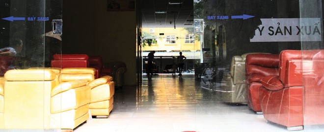 Tầng 1 của tòa nhà hiện đang được cho thuê làm nơi trưng bày nội thất. Ảnh: Thành Nguyễn