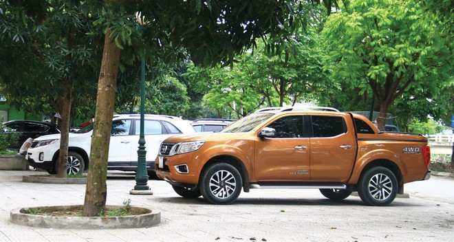 Sân chơi bị biến thành bãi gửi xe
