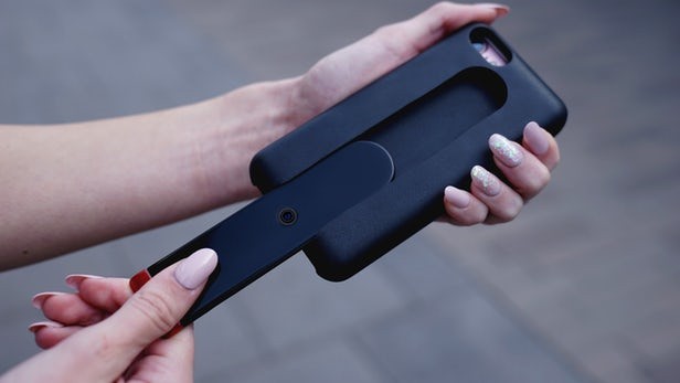 Với chiếc ốp lưng thông minh này, bạn có thể tha hồ selfie 