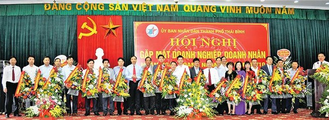 Bí thư Thành ủy Đỗ Đình An, Chủ tịch UBND TP. Thái Bình Nguyễn Ngọc Ý tặng hoa các doanh nhân hội viên Hội Doanh nghiệp TP. Thái Bình nhân Ngày Doanh nhân Việt Nam.