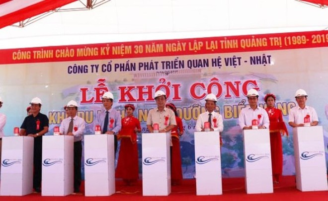Các đại biểu ấn nút khởi công dự án.