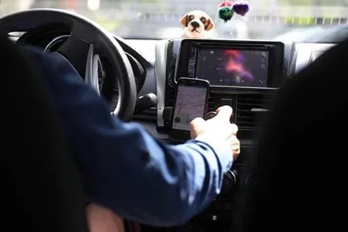 Một tài xế taxi sử dụng điện thoại di động tại Peru. Ảnh: Reuters