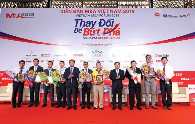 Đi vào những điểm nóng, những vấn đề mà cộng đồng doanh nghiệp quan tâm là cách để Báo Đầu tư khẳng định phương châm đồng hành cùng doanh nghiệp, nhà đầu tư. Trong ảnh: Lãnh đạo Bộ Kế hoạch và Đầu tư, Báo Đầu tư chúc mừng các doanh nghiệp đoạt giải thương vụ M&A tiêu biểu 2018 – 2019 tại Diễn đàn M&A Việt Nam 2019. Ảnh: Lê Toàn