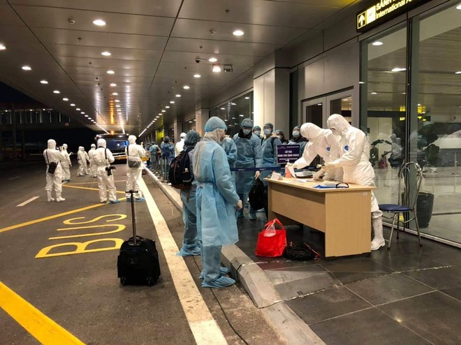 Các công dân Việt Nam làm thủ tục nhập cảnh tại Sân bay Vân Đồn