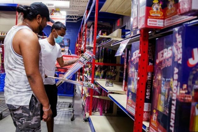 Khách hàng chọn mua pháo hoa giảm giá tại Sky King Fireworks ở Pennsylvania. Ảnh: Reuters