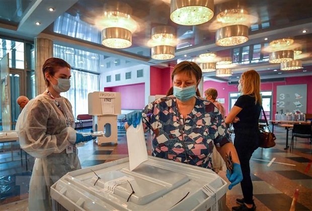 Cử tri Nga tại một điểm bỏ phiếu trưng cầu dân ý về sửa đổi Hiến pháp ở Moskva ngày 1/7/2020. (Ảnh: THX/TTXVN)