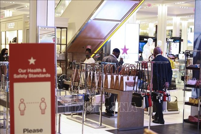 Người dân mua sắm tại cửa hàng của Tập đoàn Macy ở New York, Mỹ ngày 22/6/2020, khi lệnh mở cửa trở lại bước vào giai đoạn mới. Ảnh: THX/TTXVN