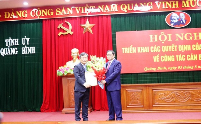 Ông Phạm Minh Chính - Trưởng Ban Tổ chức Trung ương trao quyết định, tặng hoa cho tân Bí thư Tỉnh ủy Quảng Bình Vũ Đại Thắng (trái)