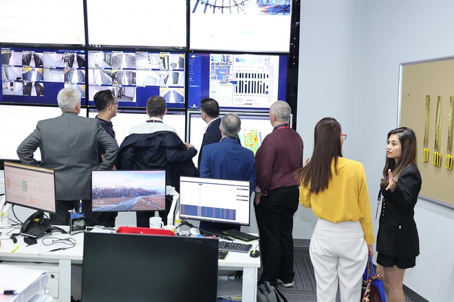 Đoàn thương mại làm việc với Công ty FPT về thành phố thông minh. 