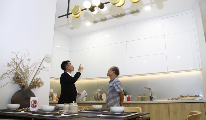 Giới thiệu với khách hàng về căn hộ mẫu. Ảnh: Bình Minh.