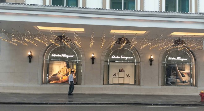Phố Tràng Tiền, nơi hội tụ của các thương hiệu bán lẻ xa xỉ. Ảnh: Bình Minh.