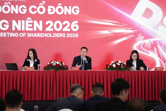 Ban lãnh đạo DNSE trả lời cổ đông tại Đại hội.