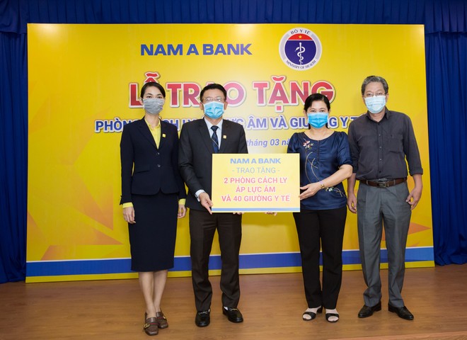 Nam A Bank trao tặng 2 phòng cách ly lực âm và 40 giường y tế chống dịch Covid-19 