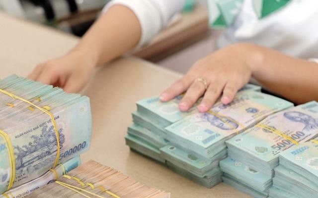 Tiền gửi từ dân cư liên tục sụt giảm trong nhiều tháng