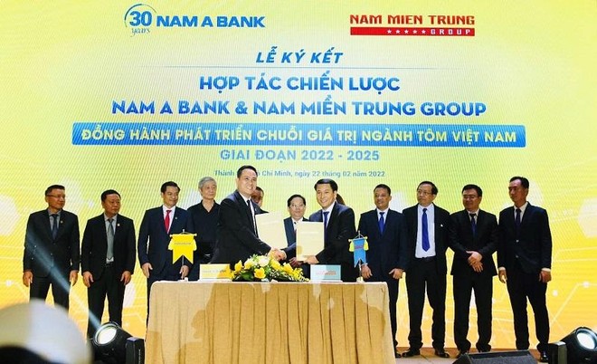 Nam A Bank bắt tay Nam Miền Trung phát triển chuỗi giá trị ngành tôm