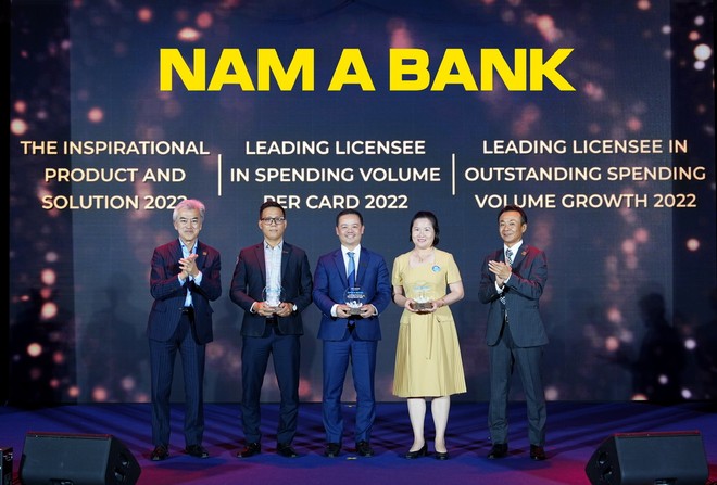 Đại diện Nam A Bank vinh dự nhận các giải thưởng từ JCB