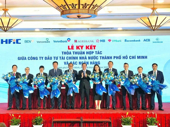 Ông Nguyễn Đức Thái Hân, Phó tổng giám đốc ACB (thứ 3 từ trái sang) tại lễ ký kết. Ảnh: HFIC