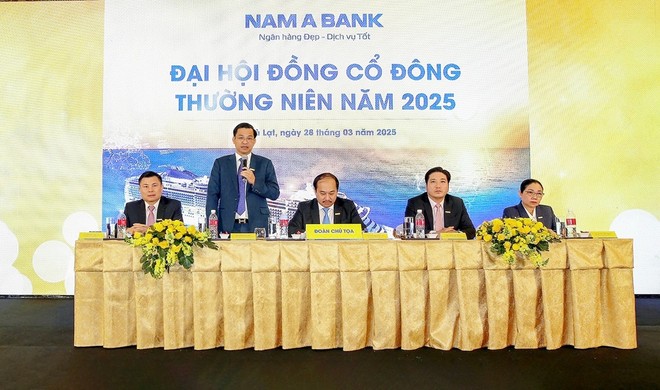 Ông Trần Ngọc Tâm, Phó chủ tịch thường trực HĐQT Nam A Bank phát biểu tại ĐHCĐ sáng ngày 28/3
