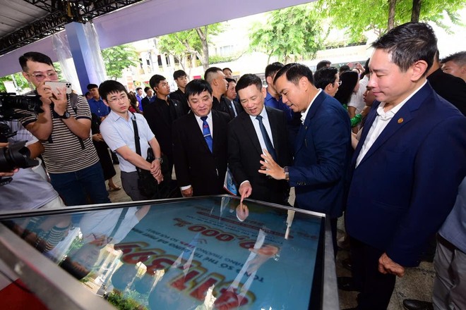 Phó Thủ tướng Hồ Đức Phớc trải nghiệm các tính năng thanh toán mới tại Ngày hội không tiền mặt diễn ra sáng 14/6 ở TP.HCM. 