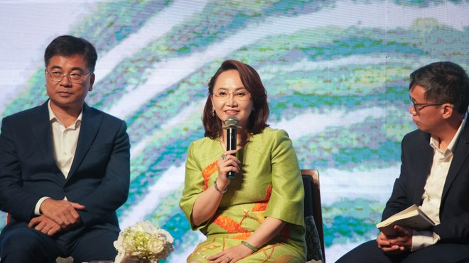 Bà Đặng Huỳnh Ức My - Chủ tịch HĐQT TTC AgriS chia sẻ ý nghĩa của cuốn sách “Right to Win - ‘Cửa thắng’ của nông nghiệp Việt: Cách thức AgriS và Betrimex tham gia chuỗi cung ứng toàn cầu”. 