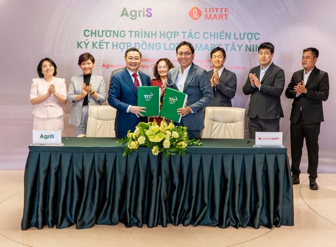 Ông Huỳnh Văn Pháp - Phó Tổng Giám đốc AgriS và ông Shin Juback - Tổng giám đốc LOTTE MART trao biên bản ký kết hợp tác