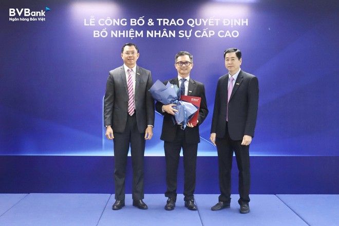 Ông Lê Anh Tài - Chủ tịch HĐQT (bên phải) và ông Lý Hoài Văn - Thành viên HĐQT kiêm Tổng giám đốc (bên trái) trao quyết định bổ nhiệm Phó tổng giám đốc phụ trách Khối tài chính đến ông Nguyễn Hoàng Sơn