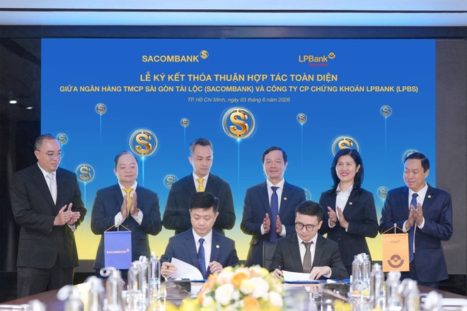 Ông Nguyễn Minh Tâm – Phó Tổng Giám đốc SACOMBANK (trái) và ông Hoàng Việt Anh – Tổng Giám đốc LPBS (phải) thực hiện ký kết thỏa thuận hợp tác.